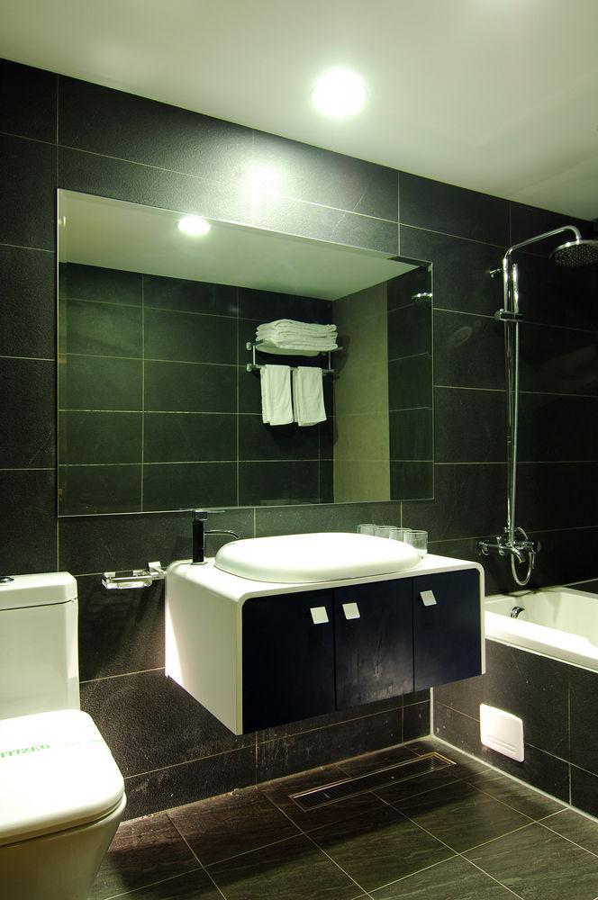 Delton Hotel - Love River Branch Kaohsiung Extérieur photo
